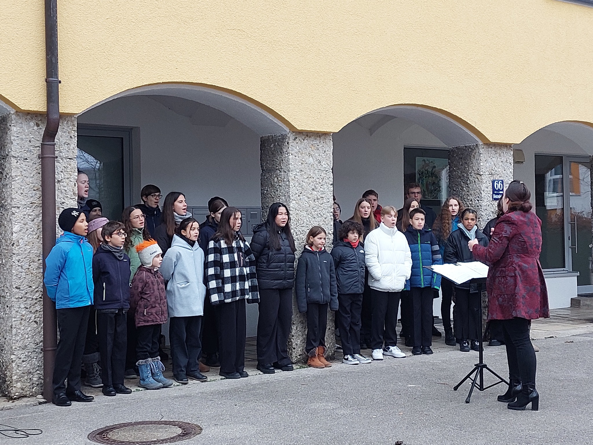 „Münchner Chorbuben und Chormädchen“ vor dem Mehrgenerationenhaus „Unter den Arkaden“