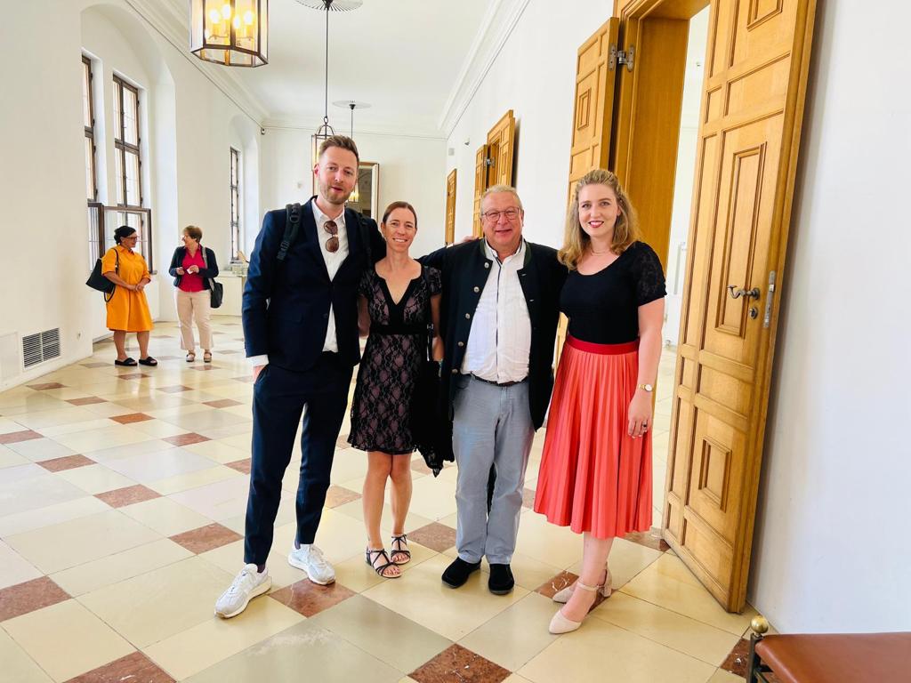 V. l. n. r.: Florian Schmidt, Rektor MS an der Rockefellerstr.; Tanja Herrmann, Rektorin GS an der Rockefellerstr.; Gerald Kerecz, Betriebsleiter Mensa; Verena Sailer, Mensabeauftragte beider Schulen